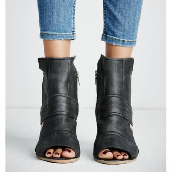 Free People Effie Block Heel Cut Out Bootie Black Size 38 - Picture 2 of 16
